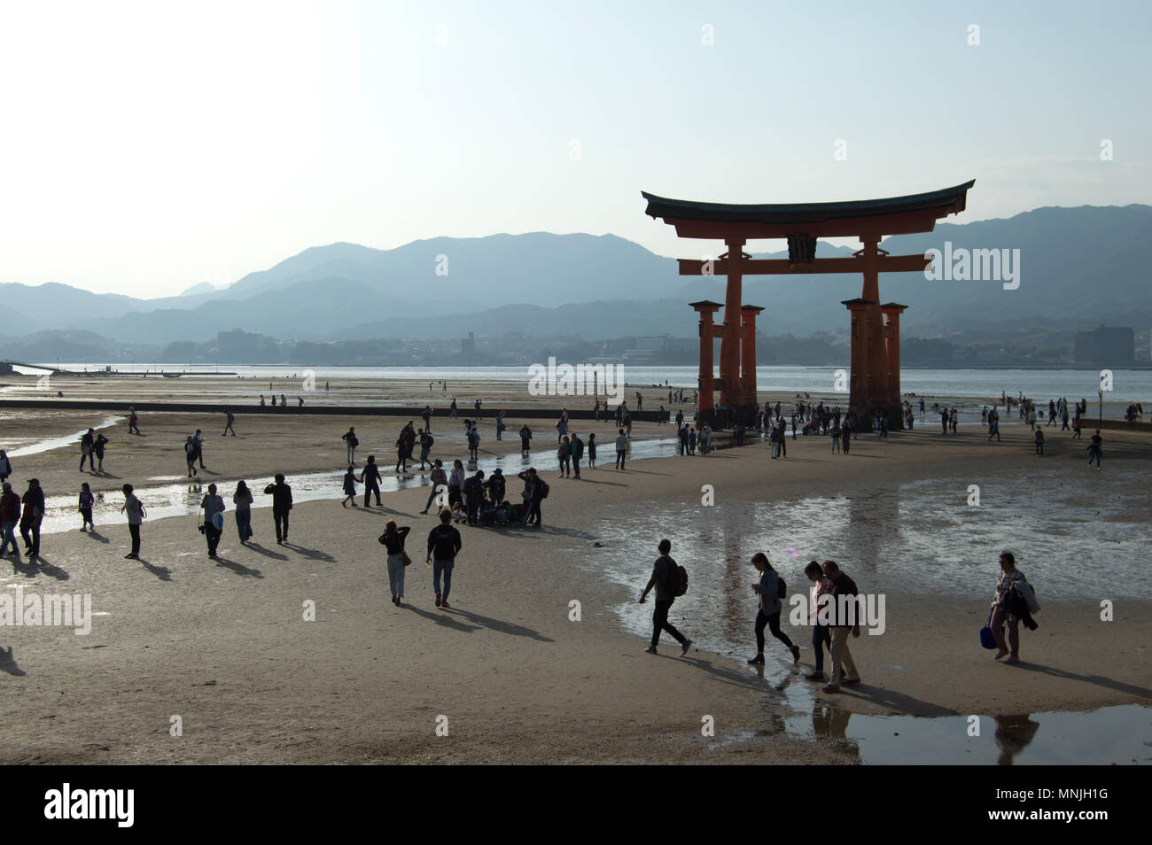 D'Itsukushima au coucher du soleil avec les gens, le Japon Banque D'Images