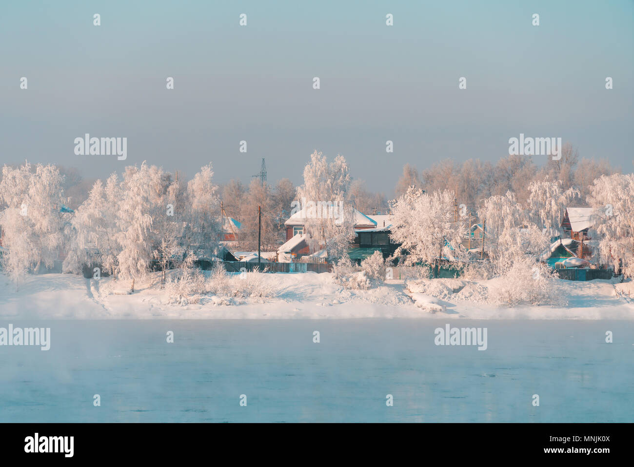 Paysage d'hiver de petite ville de campagne de Sibérie, Russie Banque D'Images