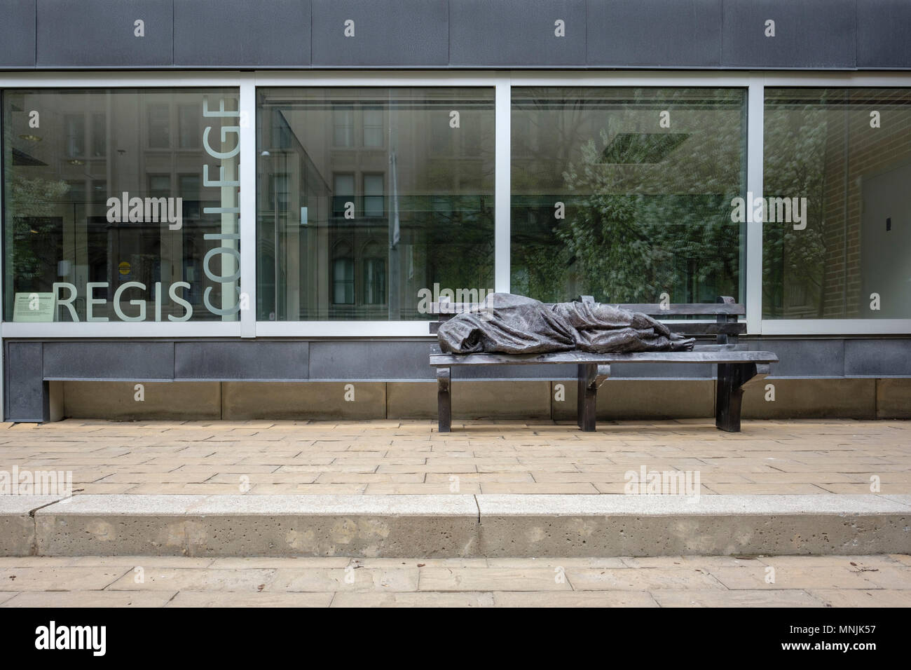 Jésus, sans-abri ou sans-abri, la statue de Jésus par l'artiste canadien Timothy Schmaltz, Regis College, Université de Toronto, Ontario, Canada Banque D'Images