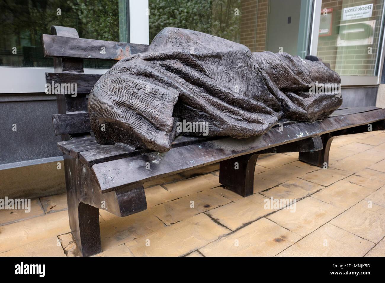Jésus, sans-abri ou sans-abri, la statue de Jésus par l'artiste canadien Timothy Schmaltz, Regis College, Université de Toronto, Ontario, Canada Banque D'Images