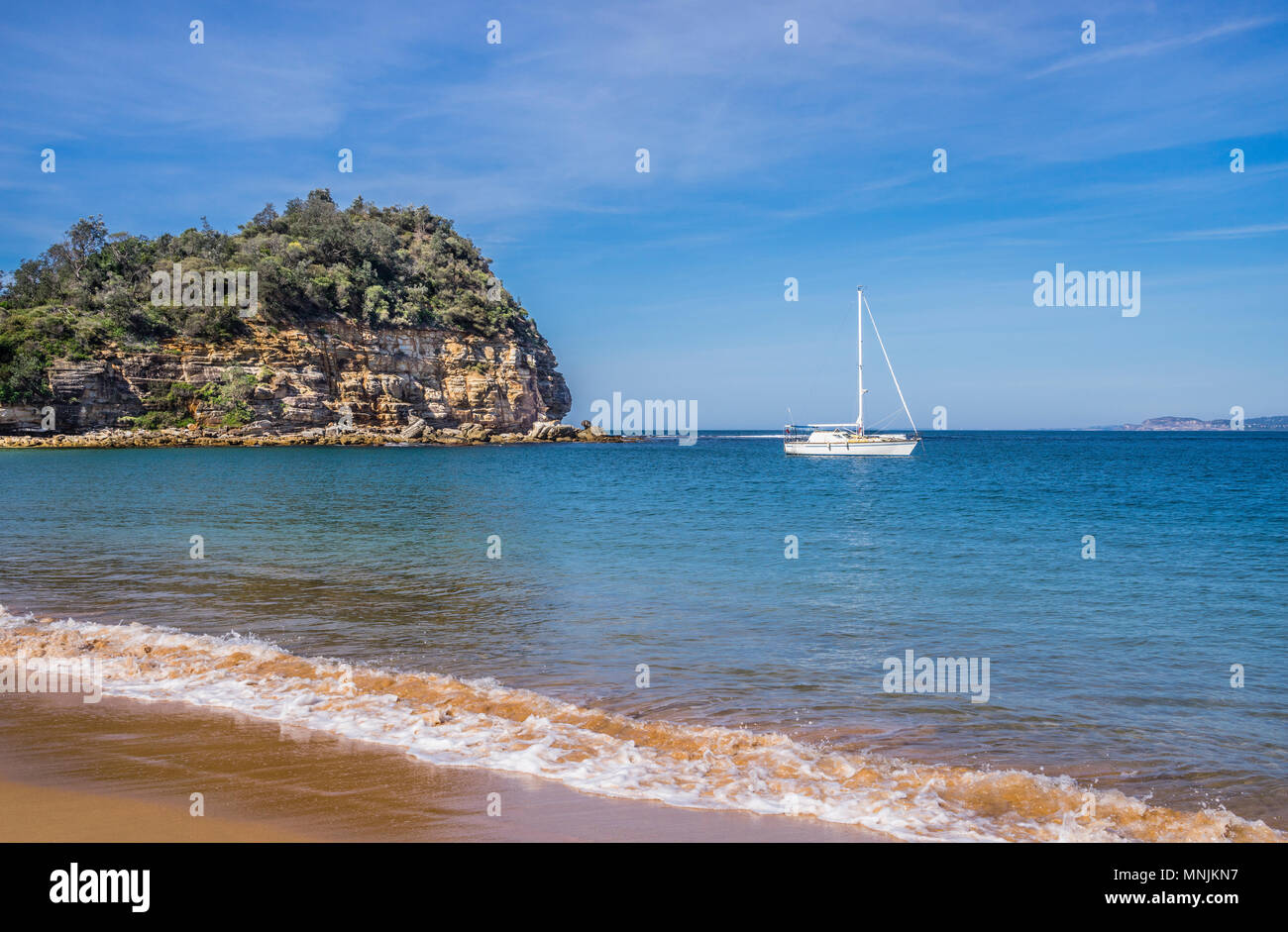 Yacht à voile à la solitaire au point de Bouddi, Maitland, Baie de Bouddi National Park, Central Coast, New South Wales, Australie Banque D'Images
