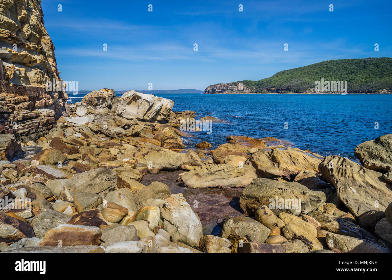 Rochers épars de la falaise érodée de Bouddi Point à Maitland, Baie Bouddi National Park, Central Coast, New South Wales, Australie Banque D'Images