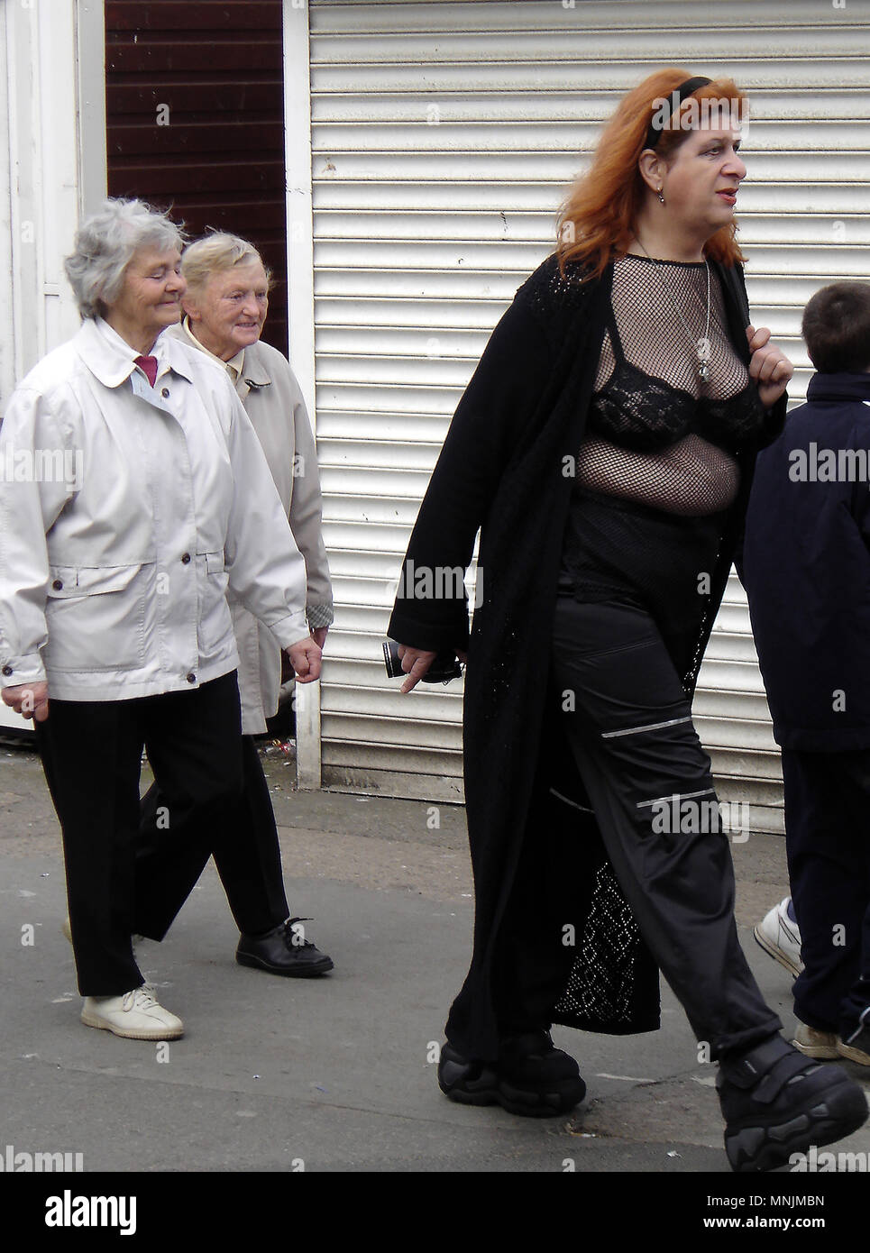 Marcher SUR LES TRACES DES GRANDS GOTH au cours de l'assemblée annuelle du festival Goth à Whitby, dans le Yorkshire, UK Banque D'Images