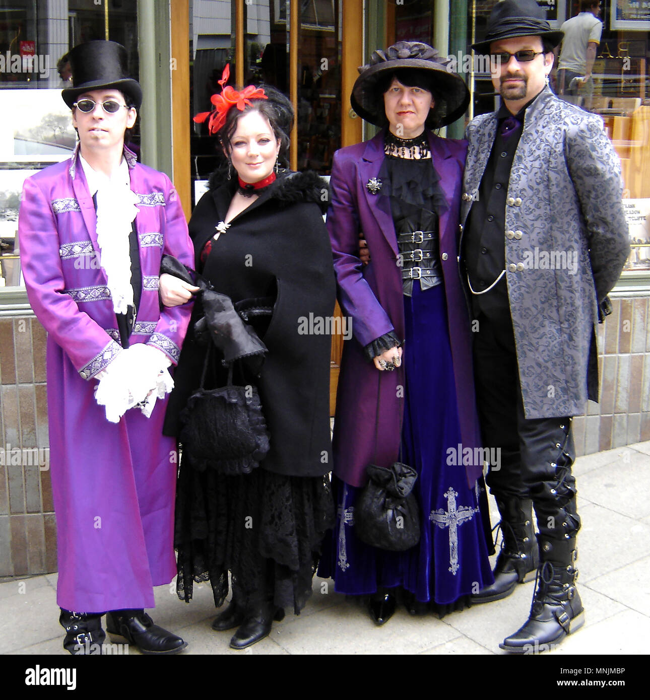 Violet et noir à l'assemblée annuelle du festival Goth à Whitby, dans le Yorkshire, UK Banque D'Images