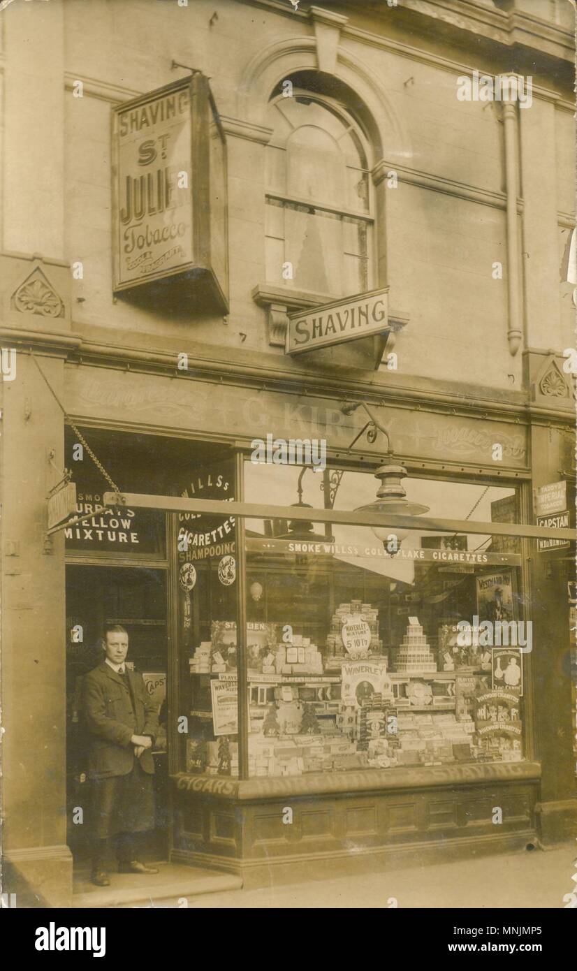 Carte postale publicitaire pour bureau de tabac et de coiffure Banque D'Images