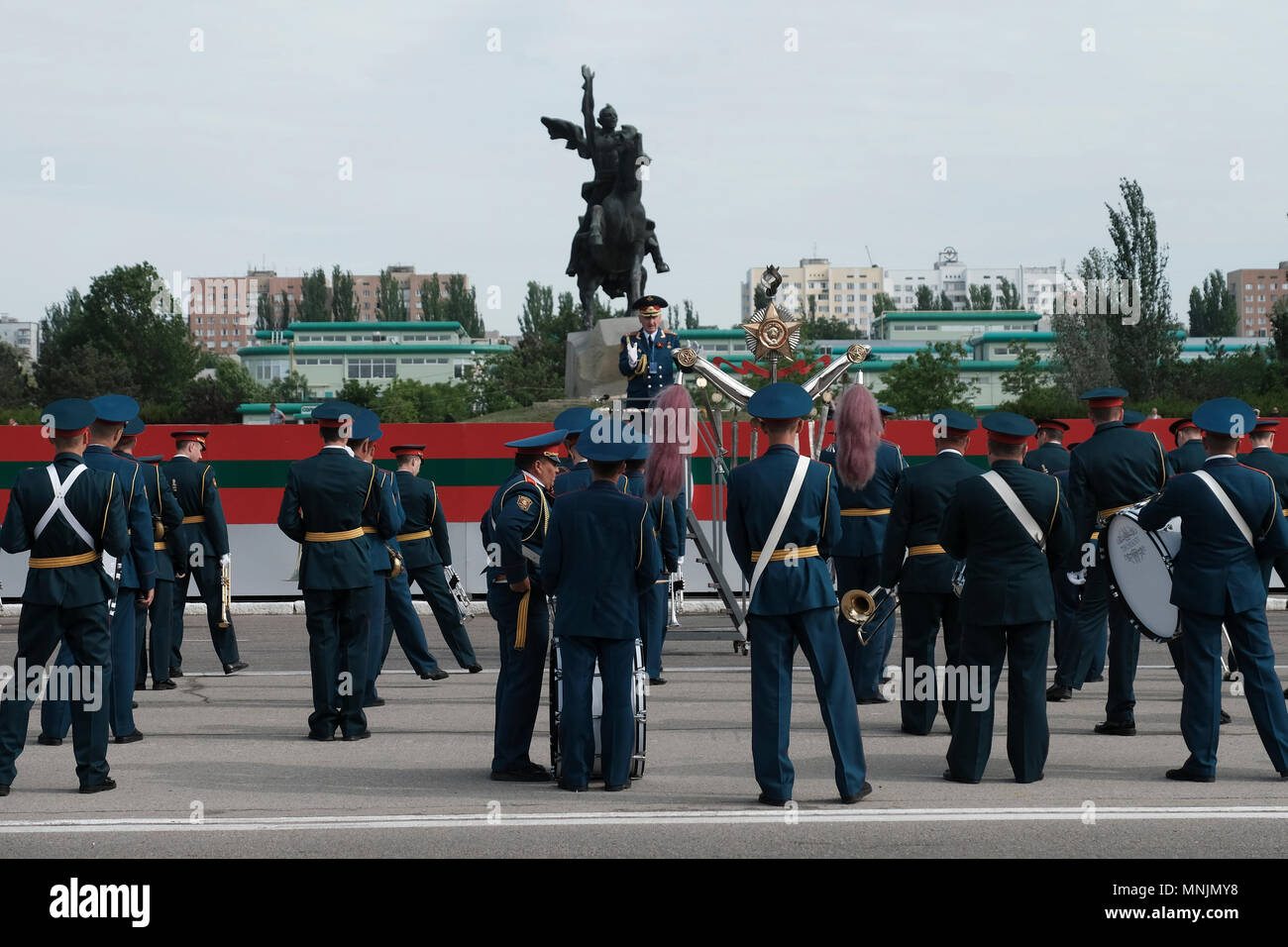 Une bande militaire appartenant aux forces armées de la République moldave Pridnestrovienne de l'état semi-reconnu de Transnistrie participant à une cérémonie militaire à l'occasion du jour de la victoire le 9 mai qui commémore la victoire de l'Union soviétique sur l'Allemagne nazie dans le centre de Tiraspol la capitale de Pridnestrovie, officiellement connue sous le nom de République moldave Pridnestrovienne PMR et également appelée Transnistrie depuis 1992 un état sécessionniste enclavé internationalement reconnu comme faisant partie de Moldave Banque D'Images
