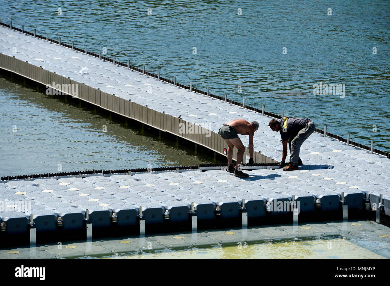 Piscine sur le bassin de la Villette (Bassin de La Villette) est le plus grand lac artificiel de Paris - Paris 19ème - France Banque D'Images