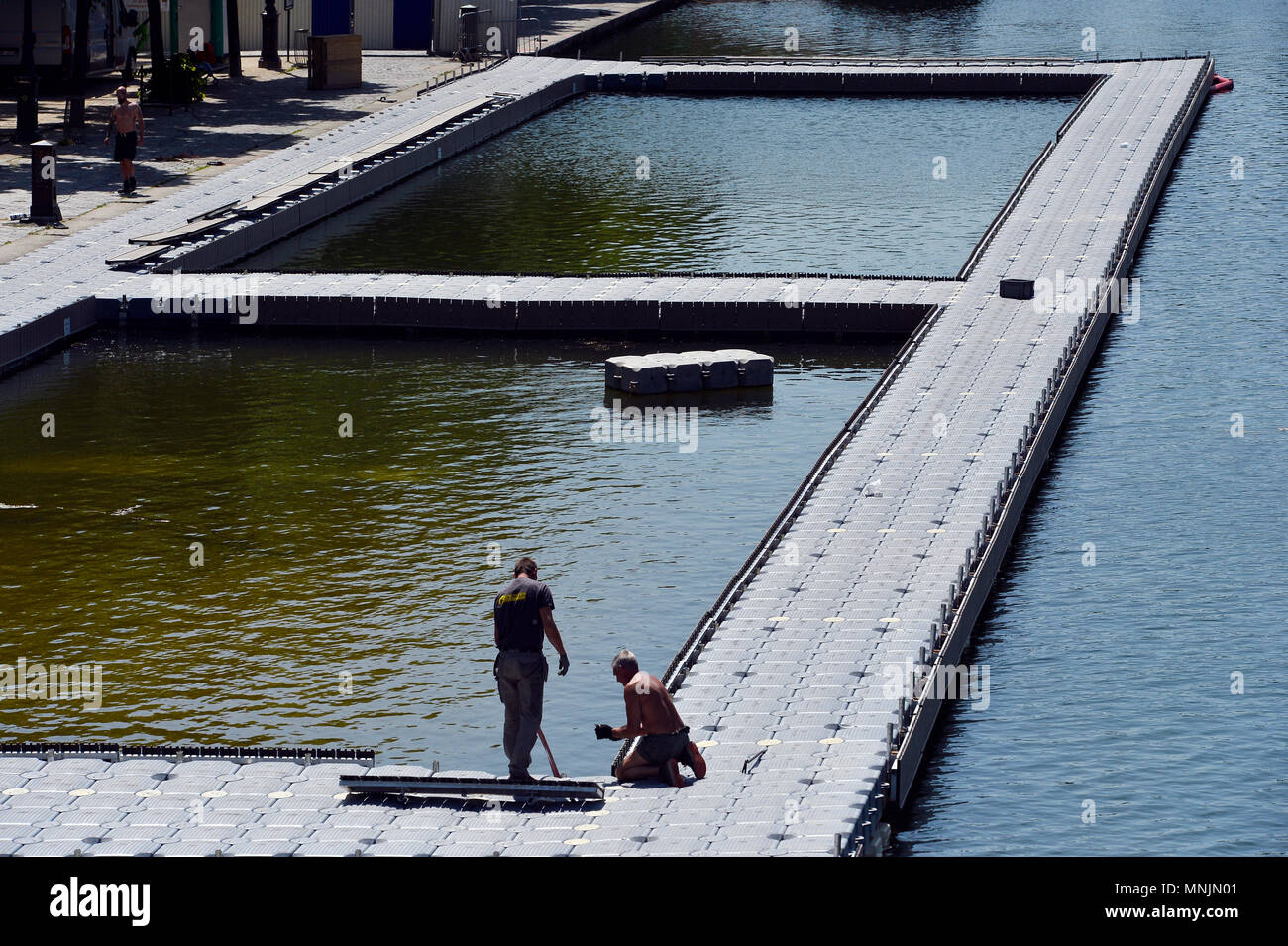 Piscine sur le bassin de la Villette (Bassin de La Villette) est le plus grand lac artificiel de Paris - Paris 19ème - France Banque D'Images