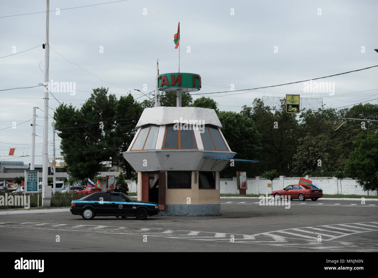 Un policier Pridnestrovien surveille la circulation à côté d'une tour de guet de la police placée dans un rond-point dans la ville de Bender de facto nom officiel Bendery in Pridnestrovie, officiellement connu sous le nom de République moldave Pridnestrovienne PMR et également appelé Transnistrie depuis 1992 un État séparatiste enclavé internationalement reconnu comme faisant partie de la Moldavie Banque D'Images