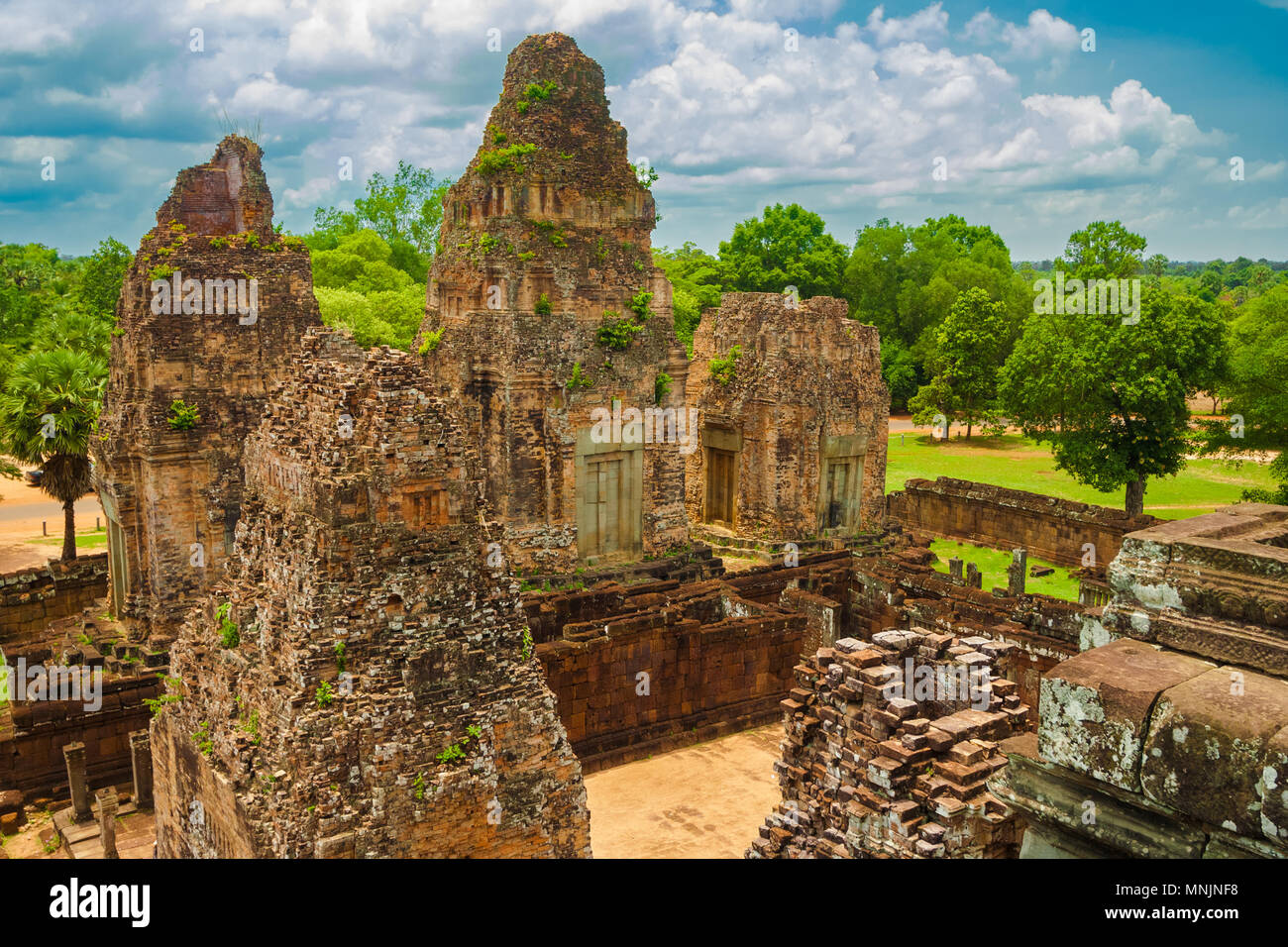 Le sommet de pré Rup's sanctuaire central donne une vue magnifique de sa tour ruines sur le côté est du temple hindou à Angkor, Siem Reap, Cambodge. Banque D'Images