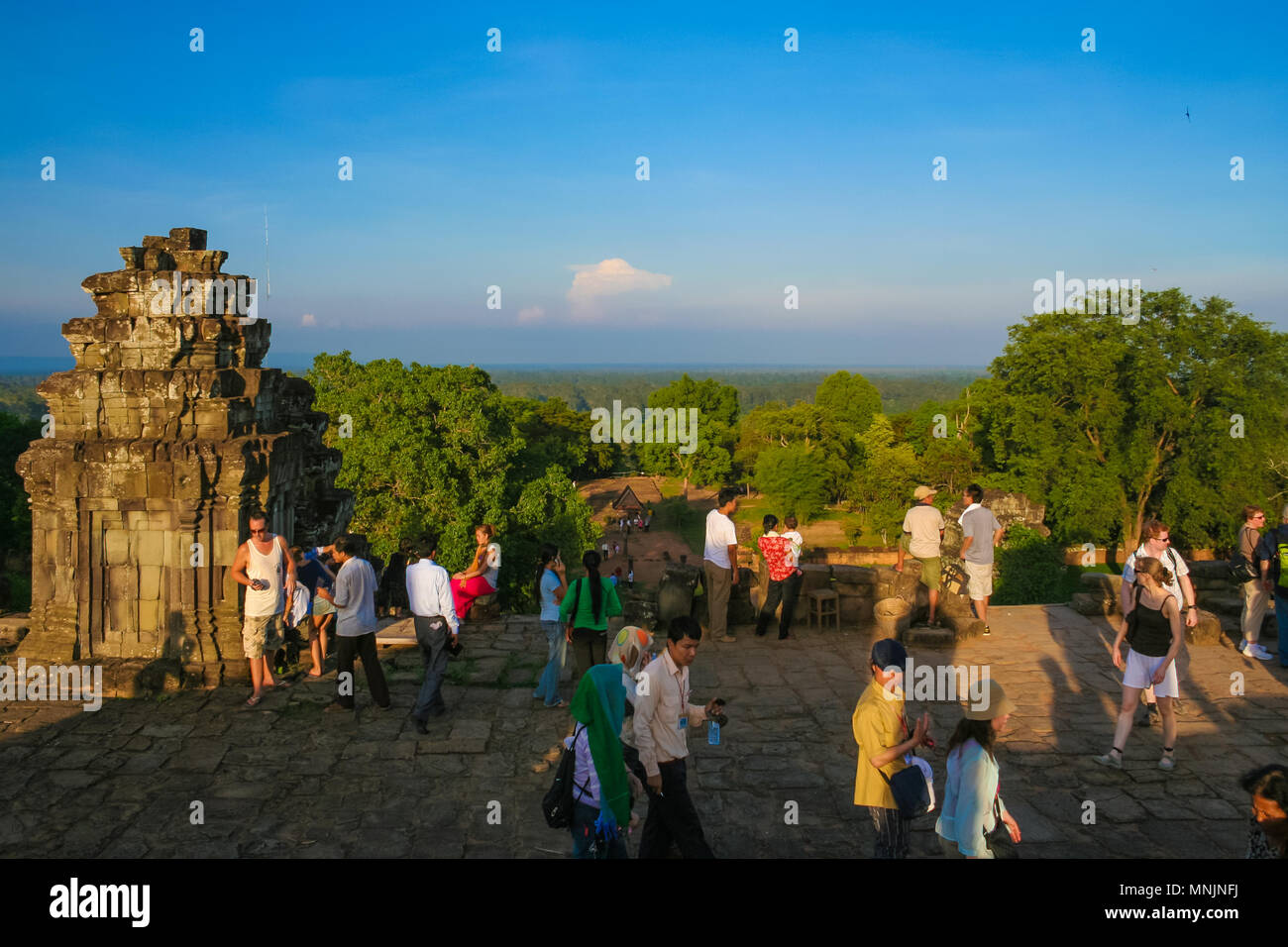 Les visiteurs de vous détendre sur la terrasse supérieure du temple Phnom Bakheng populaires et d'attendre que le soleil à l'ensemble. Prises en mai 2009 à Siem Reap, Cambodge. Banque D'Images