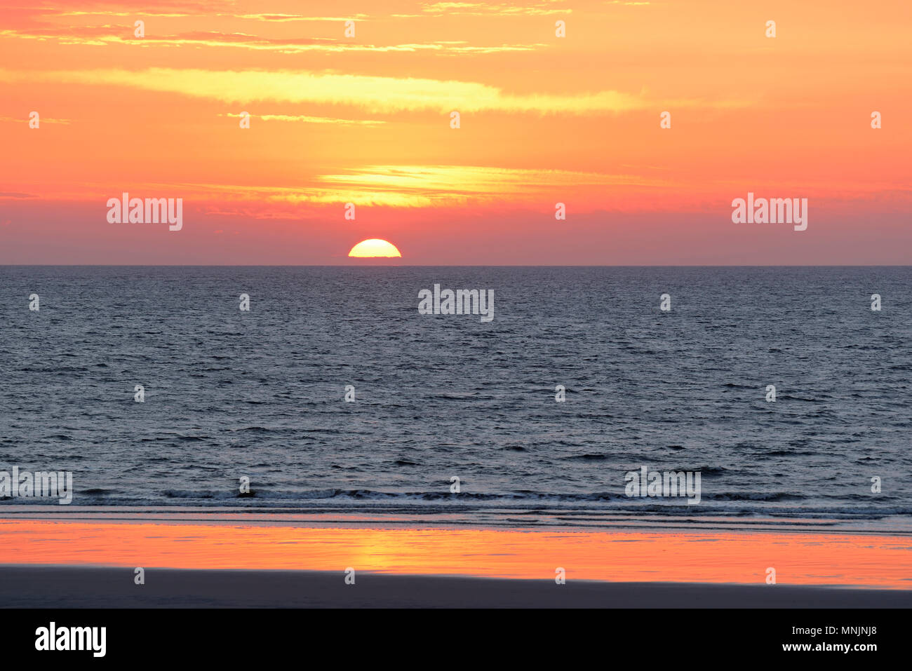 Coucher de soleil sur la mer du Nord, Norderney, îles de la Frise orientale, Basse-Saxe, Allemagne Banque D'Images