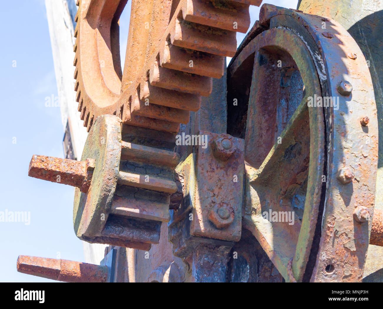 Bras de fer de fonte avec grue à flèche en bois ou la flèche montrant l'original de la fonte est l'engrenage, pignons, les dents des pignons, le CMV et l'arbre d'entraînement. Banque D'Images