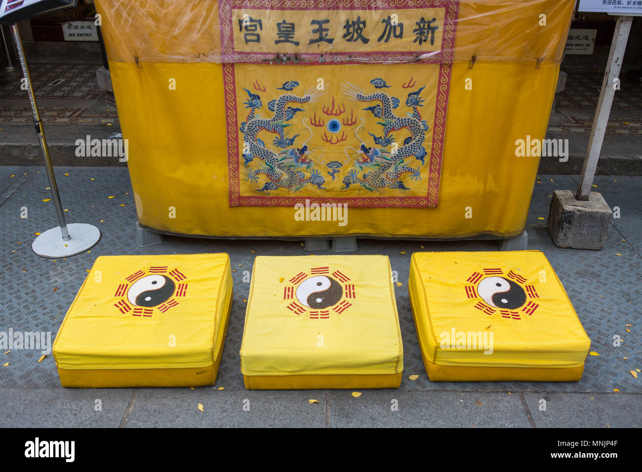 Trois ensembles de coussinets jaunes pour prier à l'extérieur d'un temple taoïste le long de la rue Telok Ayer. Singapour. Banque D'Images