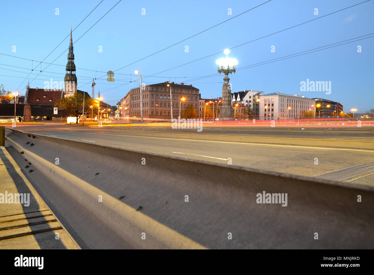 Rue animée à Riga, par crépuscule Banque D'Images