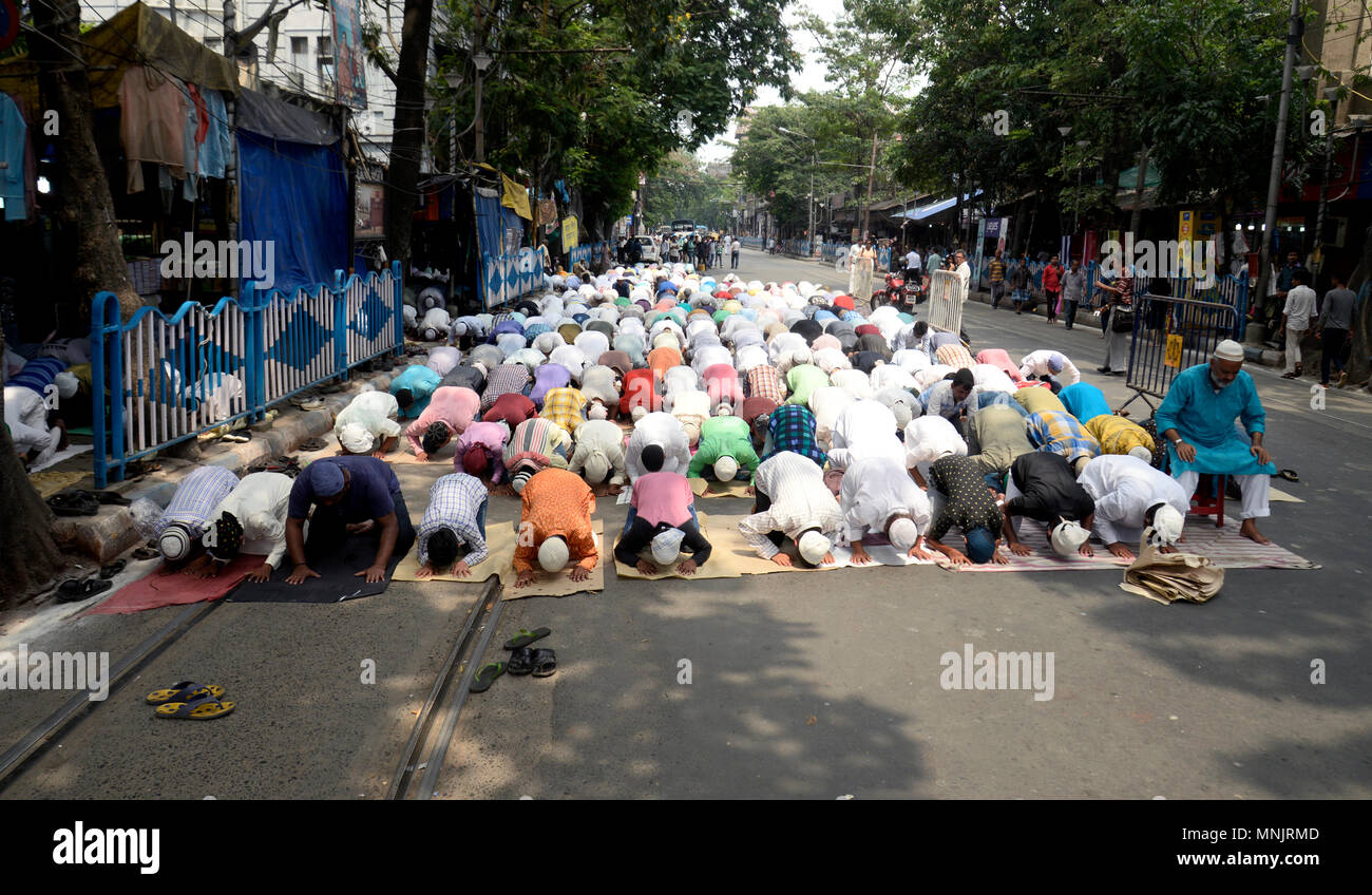 Kolkata, Inde. 18 mai, 2018. Les hommes musulmans de prendre part à la première prière du vendredi sur le mois sacré du Ramadan islamique en face de la mosquée Tipu Sultan. Le Ramadan est le neuvième mois du calendrier islamique ou le calendrier Hijri et durant ce mois les musulmans pratiquants conservé au long de la journée rapidement. Credit : Saikat Paul/Pacific Press/Alamy Live News Banque D'Images