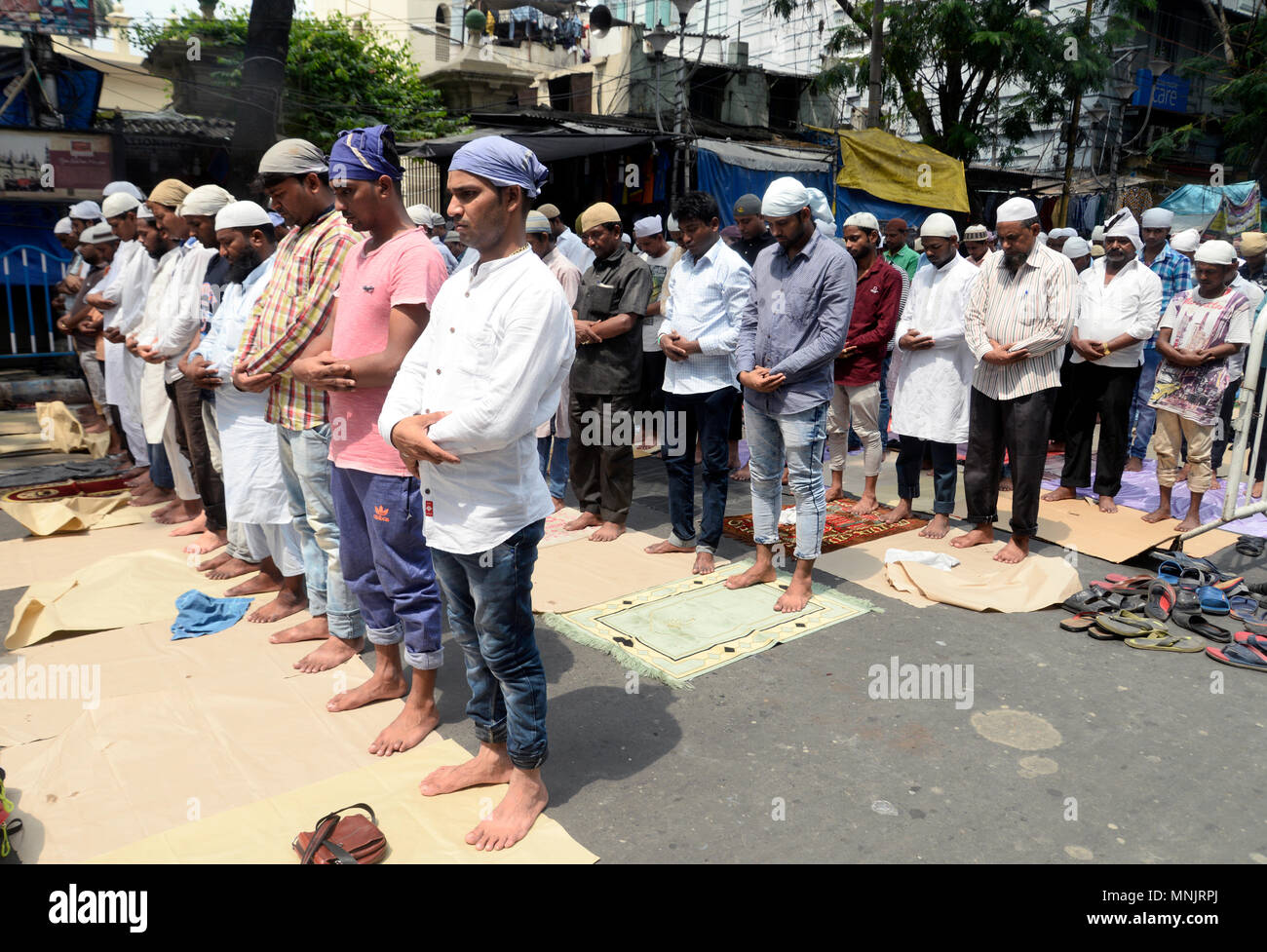 Kolkata, Inde. 18 mai, 2018. Les hommes musulmans de prendre part à la première prière du vendredi sur le mois sacré du Ramadan islamique en face de la mosquée Tipu Sultan. Le Ramadan est le neuvième mois du calendrier islamique ou le calendrier Hijri et durant ce mois les musulmans pratiquants conservé au long de la journée rapidement. Credit : Saikat Paul/Pacific Press/Alamy Live News Banque D'Images