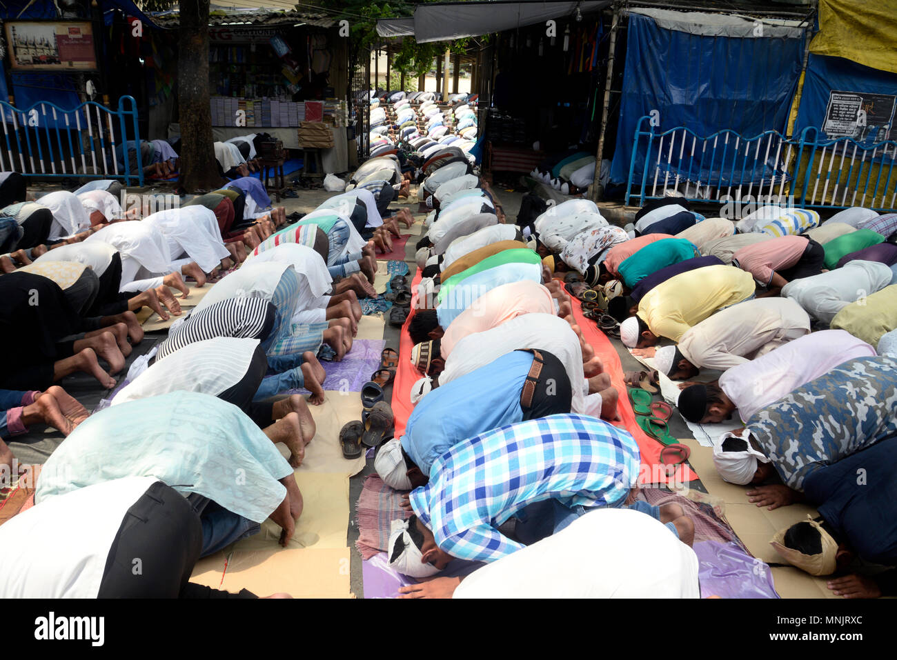 Kolkata, Inde. 18 mai, 2018. Les hommes musulmans de prendre part à la première prière du vendredi sur le mois sacré du Ramadan islamique en face de la mosquée Tipu Sultan. Le Ramadan est le neuvième mois du calendrier islamique ou le calendrier Hijri et durant ce mois les musulmans pratiquants conservé au long de la journée rapidement. Credit : Saikat Paul/Pacific Press/Alamy Live News Banque D'Images