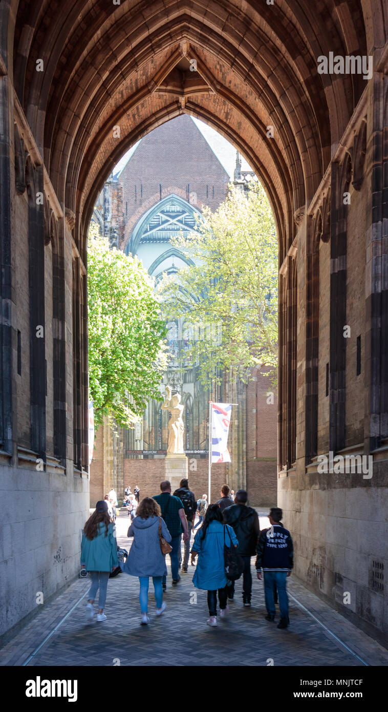 Pays-bas, Utrecht - 16 novembre 2017 : les gens marcher dans la Cathédrale Saint-Martin d'Utrecht Banque D'Images