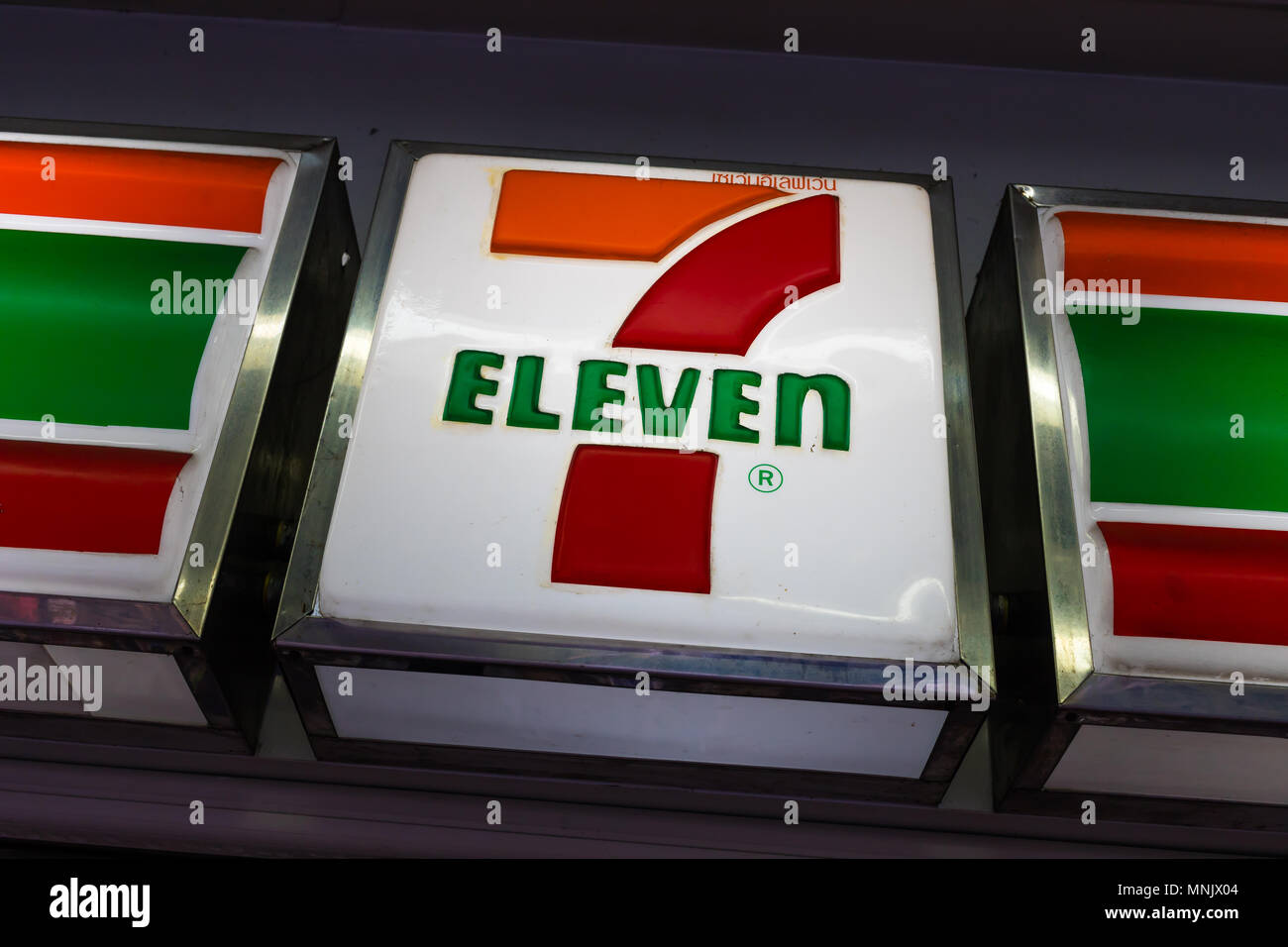 Bangkok , Thaïlande - Mai 18, 2017 : La boîte à lumière de 7 onze mini mart logo.7-11 est un dépanneur en Thaïlande. Banque D'Images