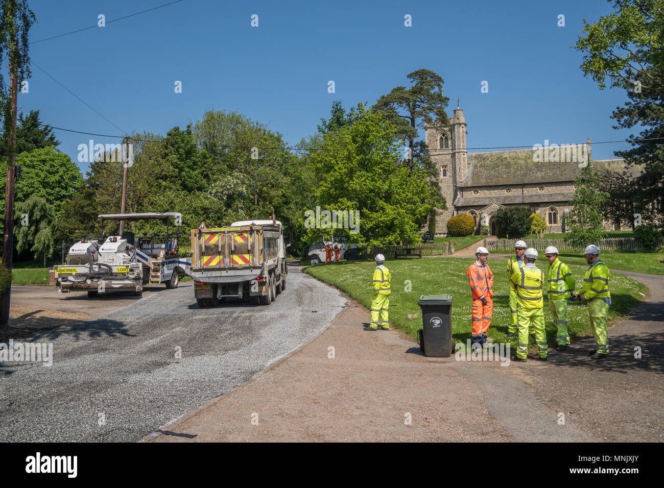 L'équipe de resurfaçage des routes comme travailler dans un village d'Essex Banque D'Images