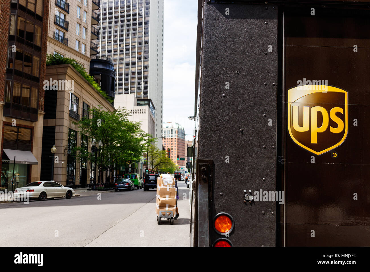 Chicago - Circa Mai 2018 : United Parcel Service Camion de livraison. UPS est la plus importante entreprise de livraison de colis JE Banque D'Images