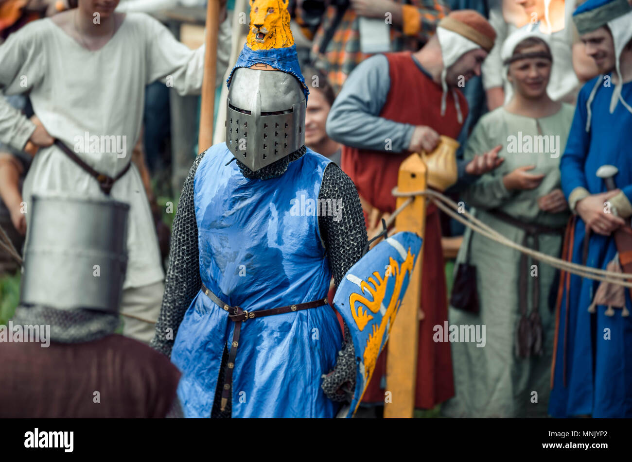 RITTER WEG, Russie, MOROZOVO, avril 2017 : Festival du Moyen Âge européen. Portrait de chevalier médiéval en casque et chain mail bataille sur Swords Banque D'Images