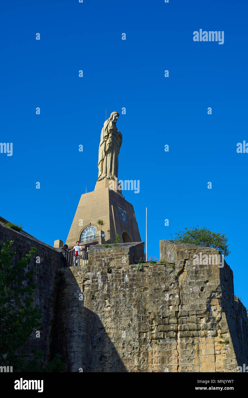 Le Sagrado Corazon (Sacré-Cœur) la bénédiction de la statue de la ville depuis le point le plus élevé de Castillo de la Mota. San Sebastian, Guipuzcoa, Pays Basque. Banque D'Images
