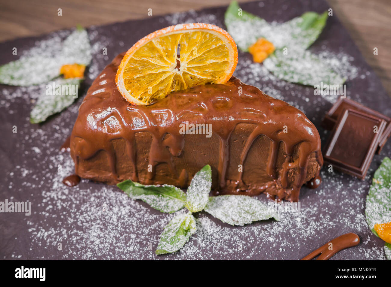 Dessert au chocolat avec des copeaux d'orange sur un fond de bois Banque D'Images