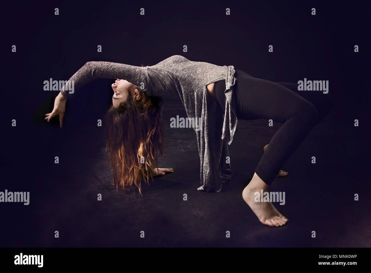 Young Woman Doing Backbend Yoga,Istanbul Banque D'Images