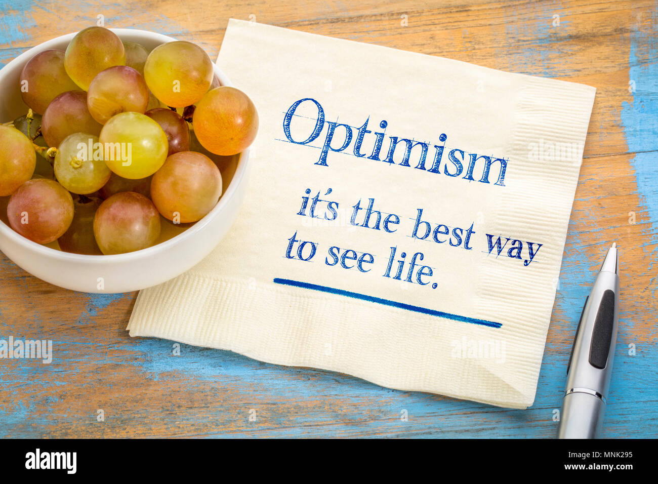 Optimisme - meilleure façon de voir la vie, l'écriture d'inspiration sur une serviette avec des raisins frais Banque D'Images