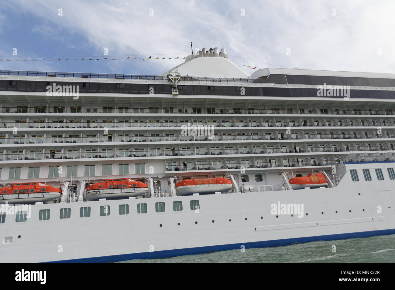 Canots sur bateau de croisière dans le port de Venise Banque D'Images