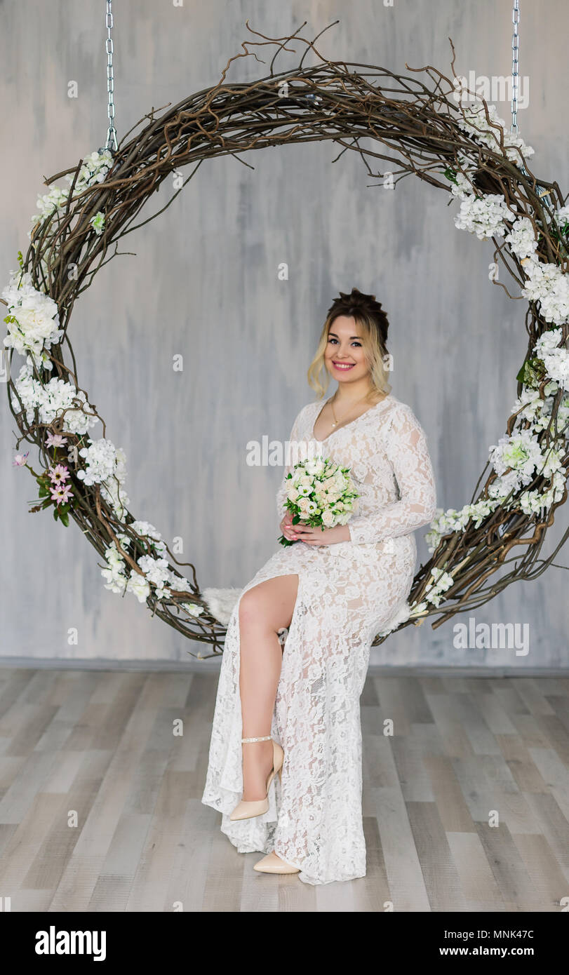 Belle femme en robe de mariage en photo studio Photo Stock - Alamy