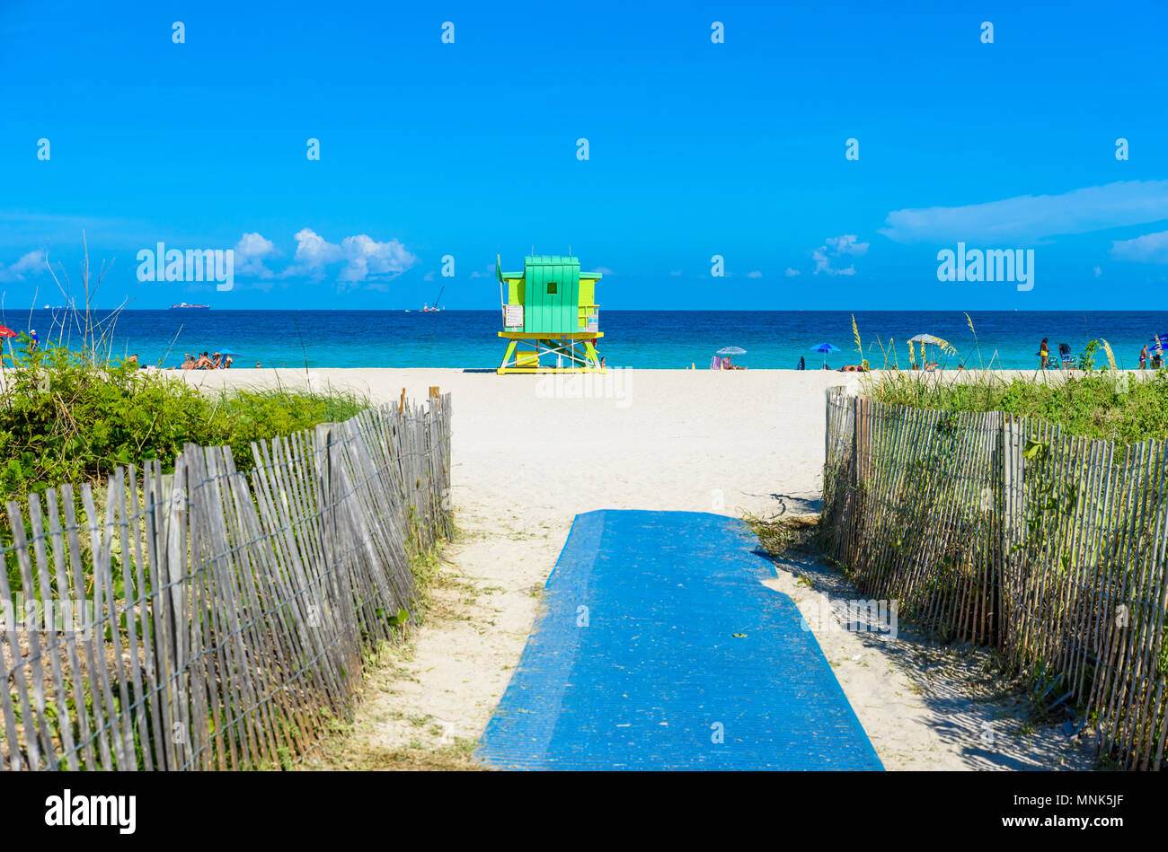 Miami South Beach, lifeguard chambre dans un décor de style Art Déco au jour d'été ensoleillé avec la mer des Caraïbes en arrière-plan, célèbre lieu de voyage Banque D'Images