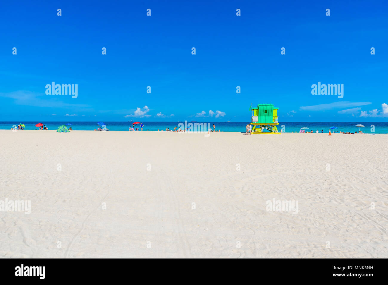 Miami South Beach, lifeguard chambre dans un décor de style Art Déco au jour d'été ensoleillé avec la mer des Caraïbes en arrière-plan, célèbre lieu de voyage Banque D'Images