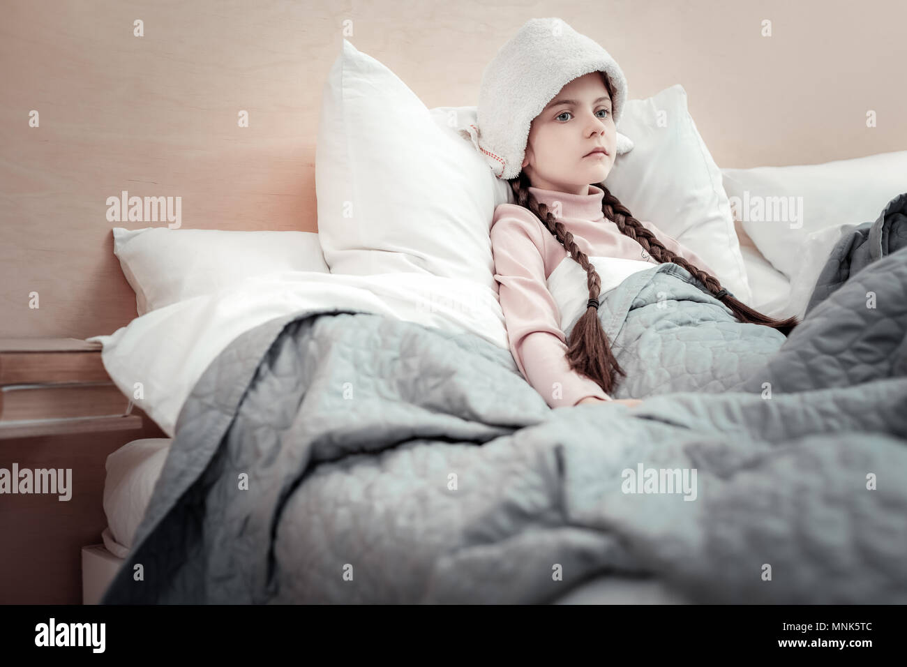 Fille frustrée couché dans son lit Banque D'Images