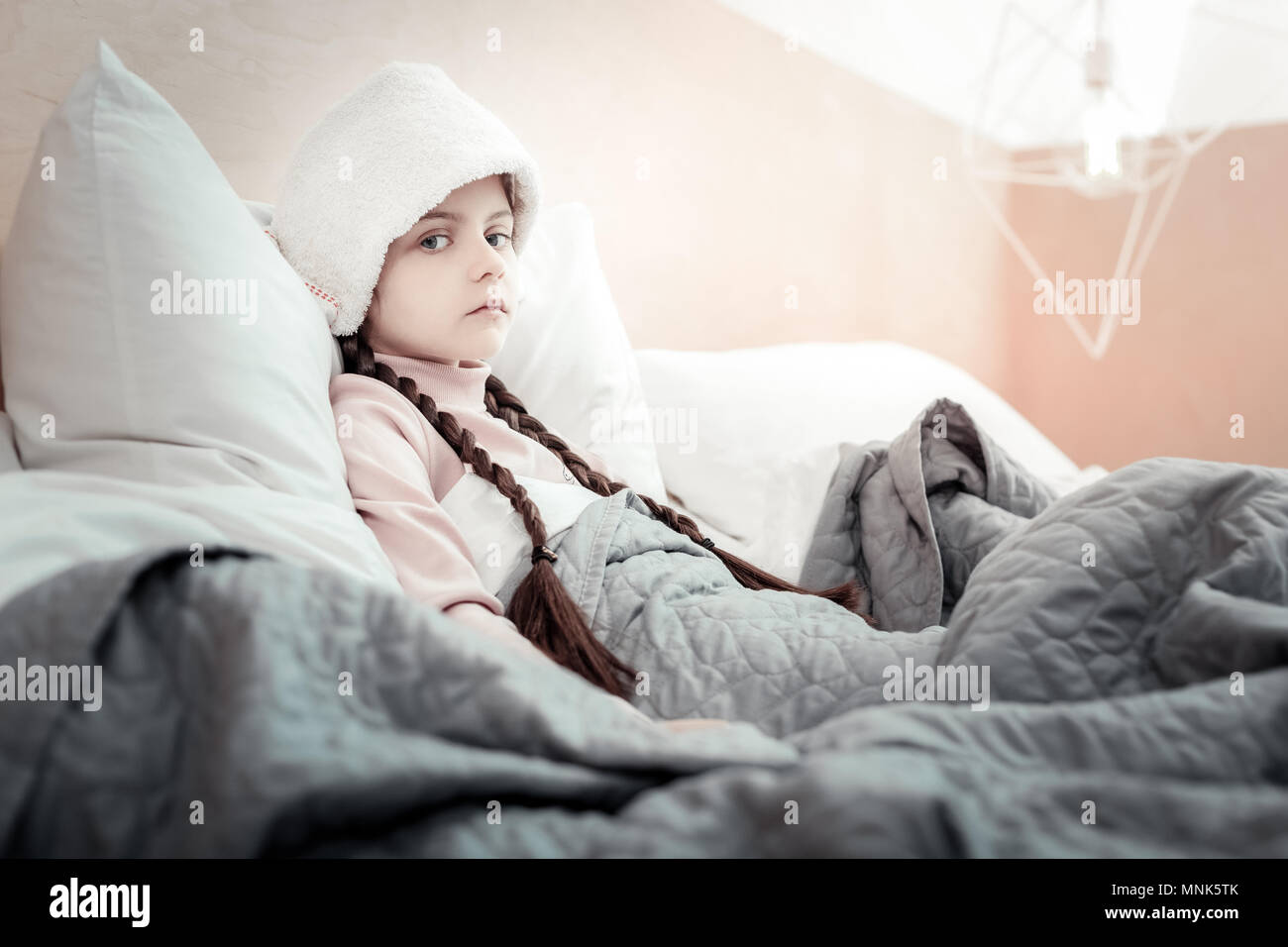 Enfant heureux négatifs looking at camera Banque D'Images