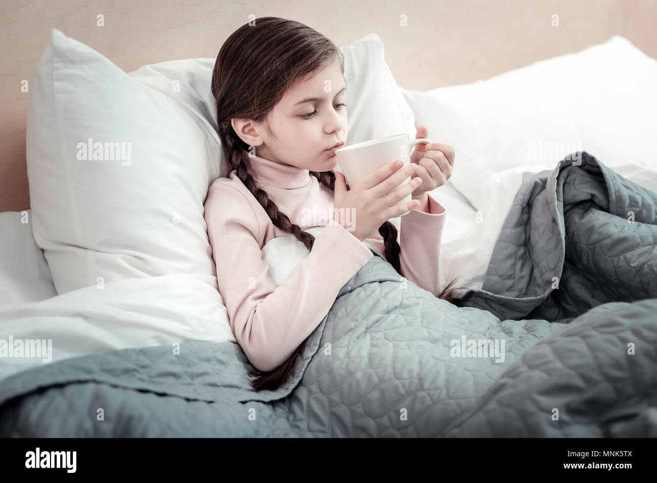 Belle fille de boire du thé chaud Banque D'Images