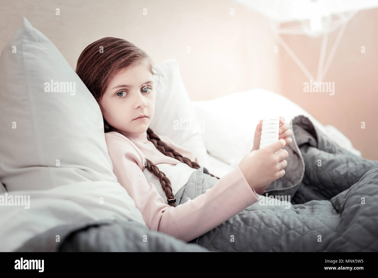 Perturbé enfant regardant tout droit à huis clos Banque D'Images