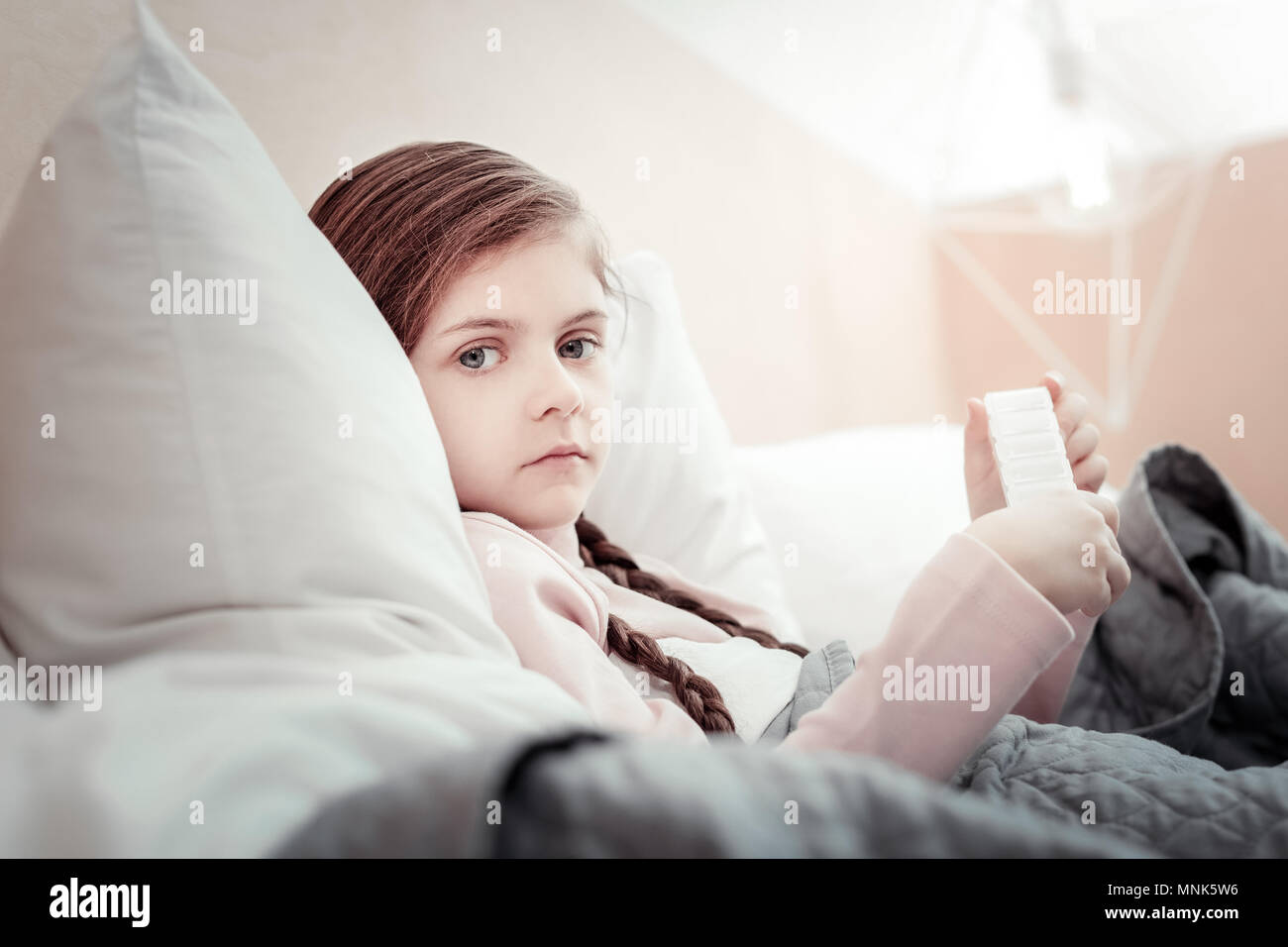 Portrait d'enfant malade qui prennent des médicaments Banque D'Images