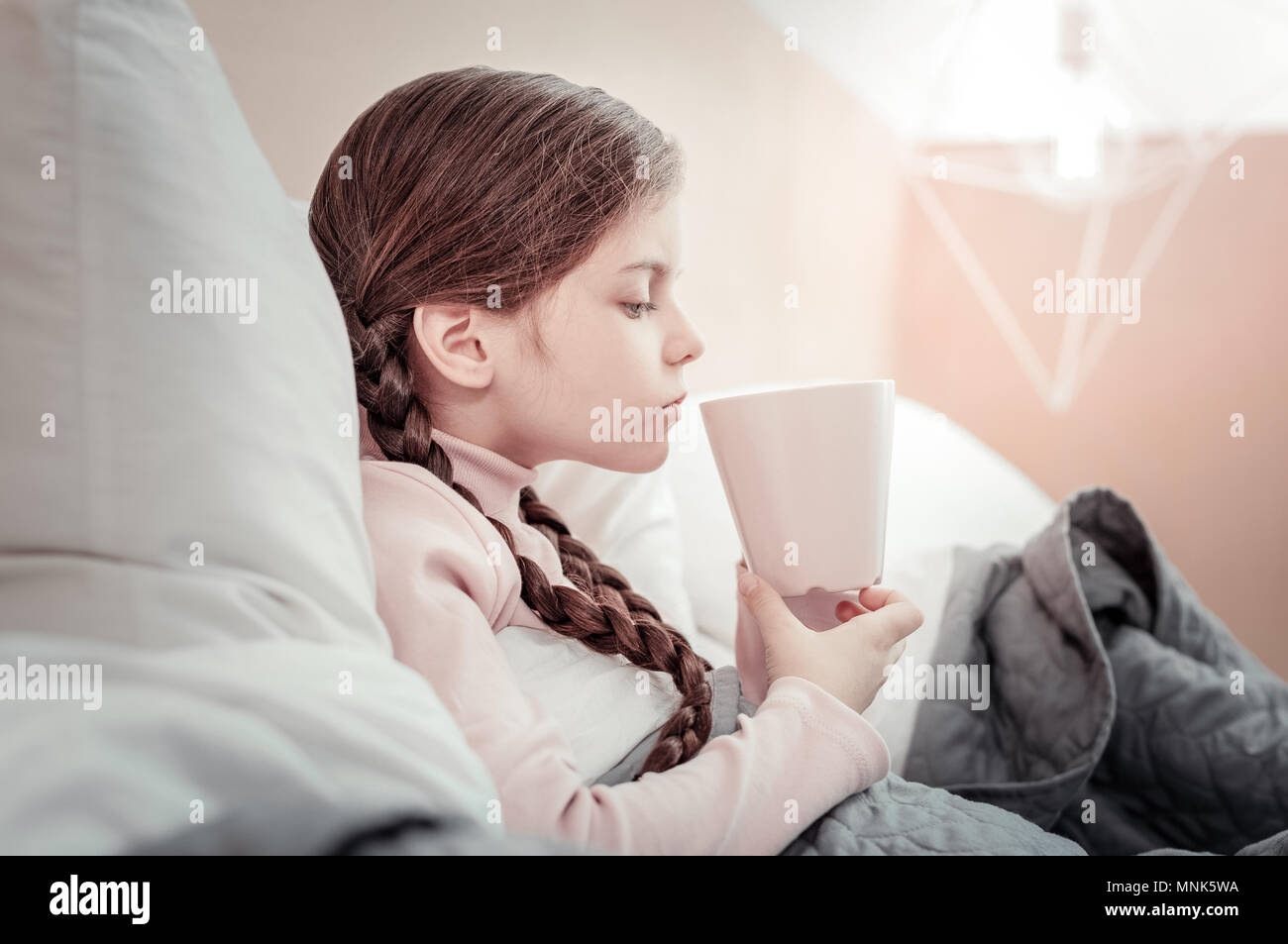 Garde enfant boire du thé chaud Banque D'Images