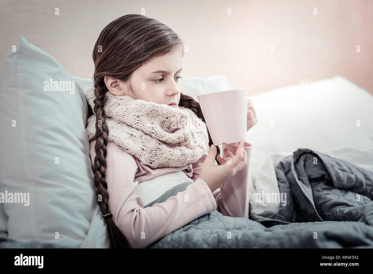 Lycéenne malade recevant un traitement à la maison Banque D'Images