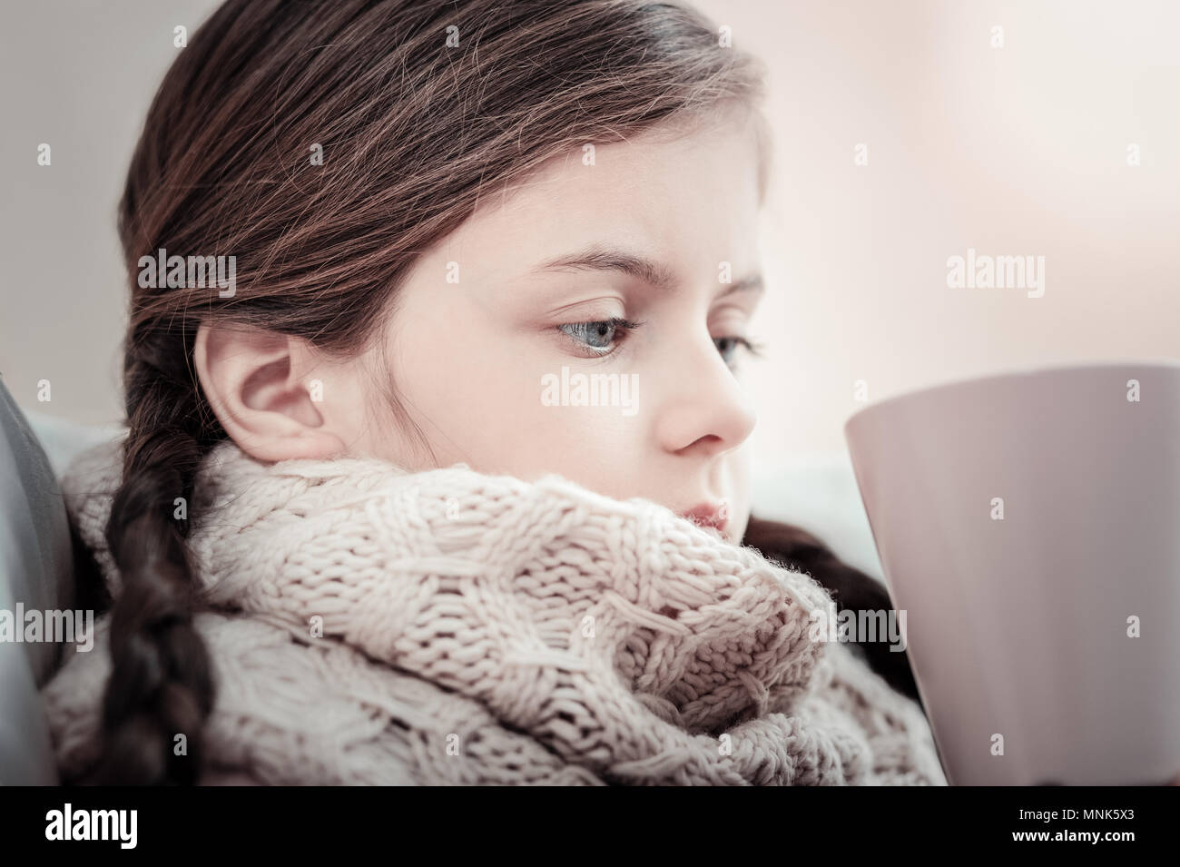 Close up of sad girl qu'être profondément dans pensées Banque D'Images