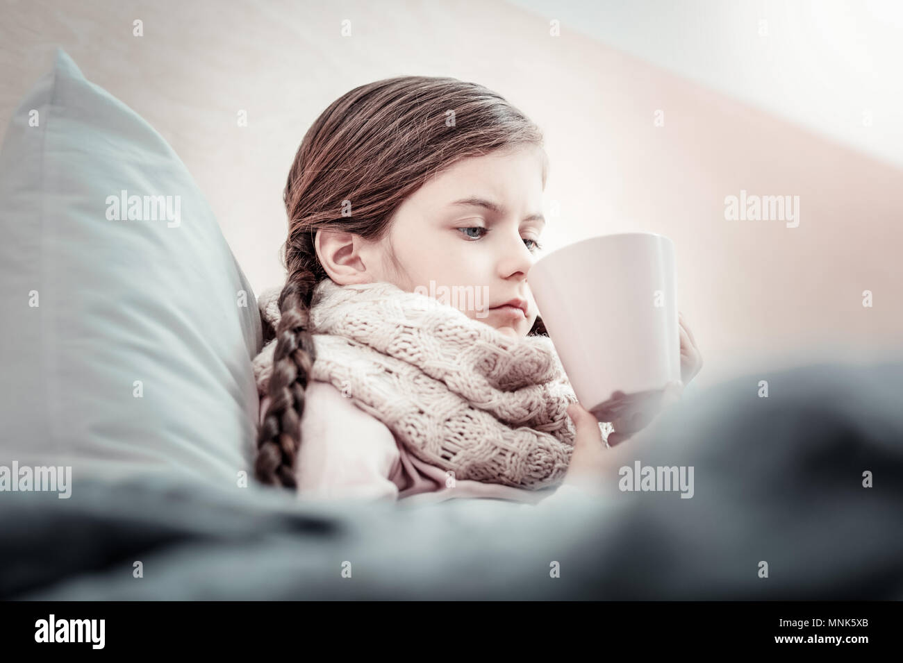 Enfant grave de penser à ses amis Banque D'Images