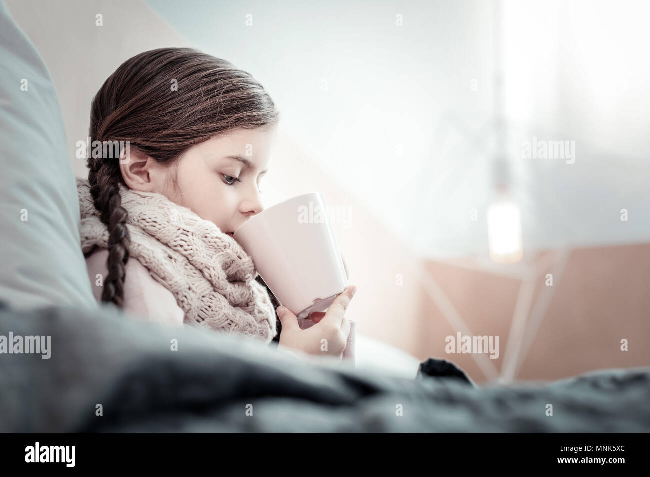 Photo du profil de sick girl que boire du thé Banque D'Images