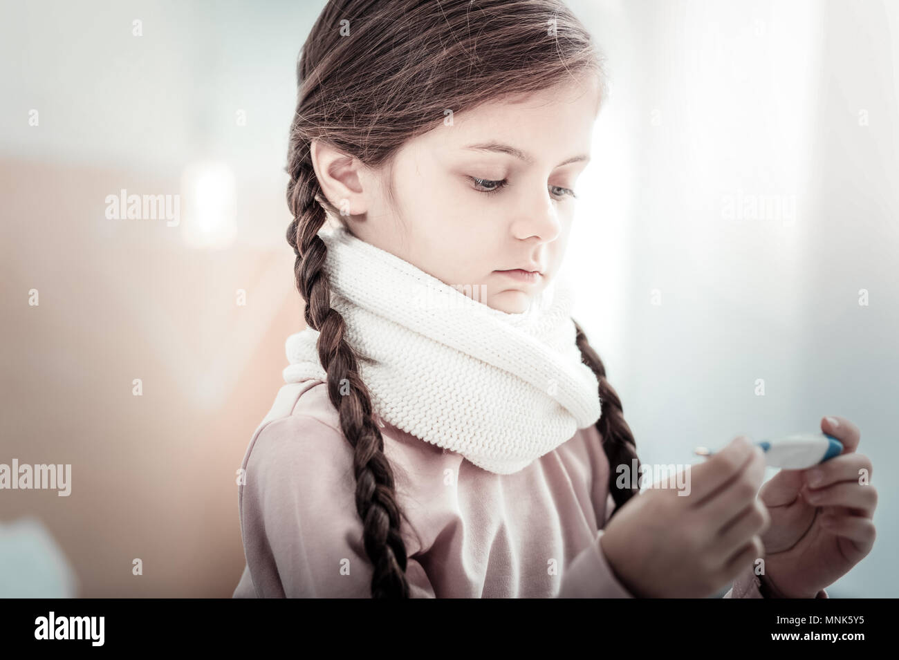 Portrait d'enfant attentif que prendre soin de sa santé Banque D'Images