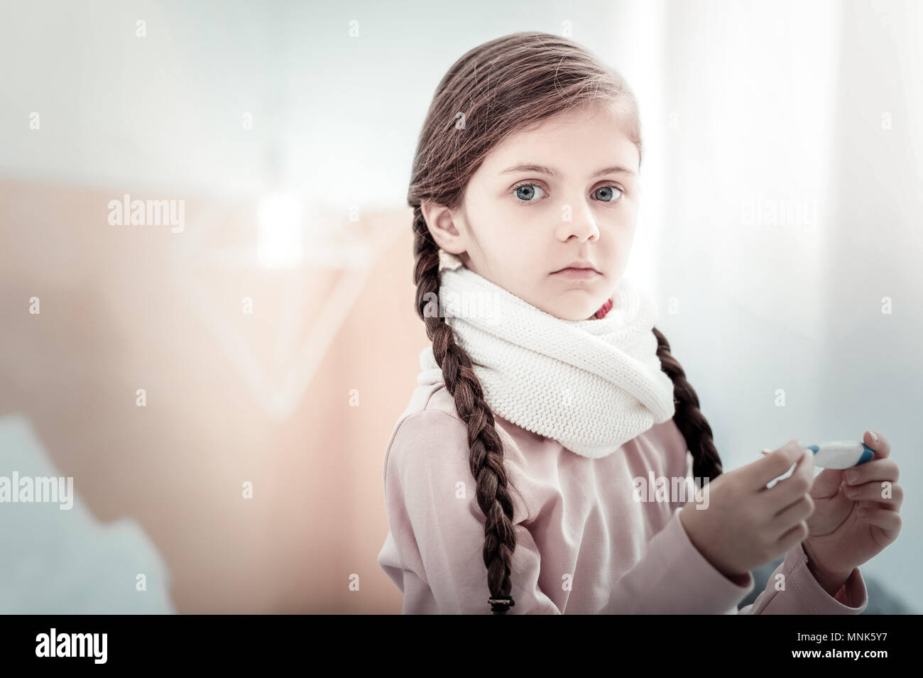 Fille inquiète à la caméra à droite Banque D'Images