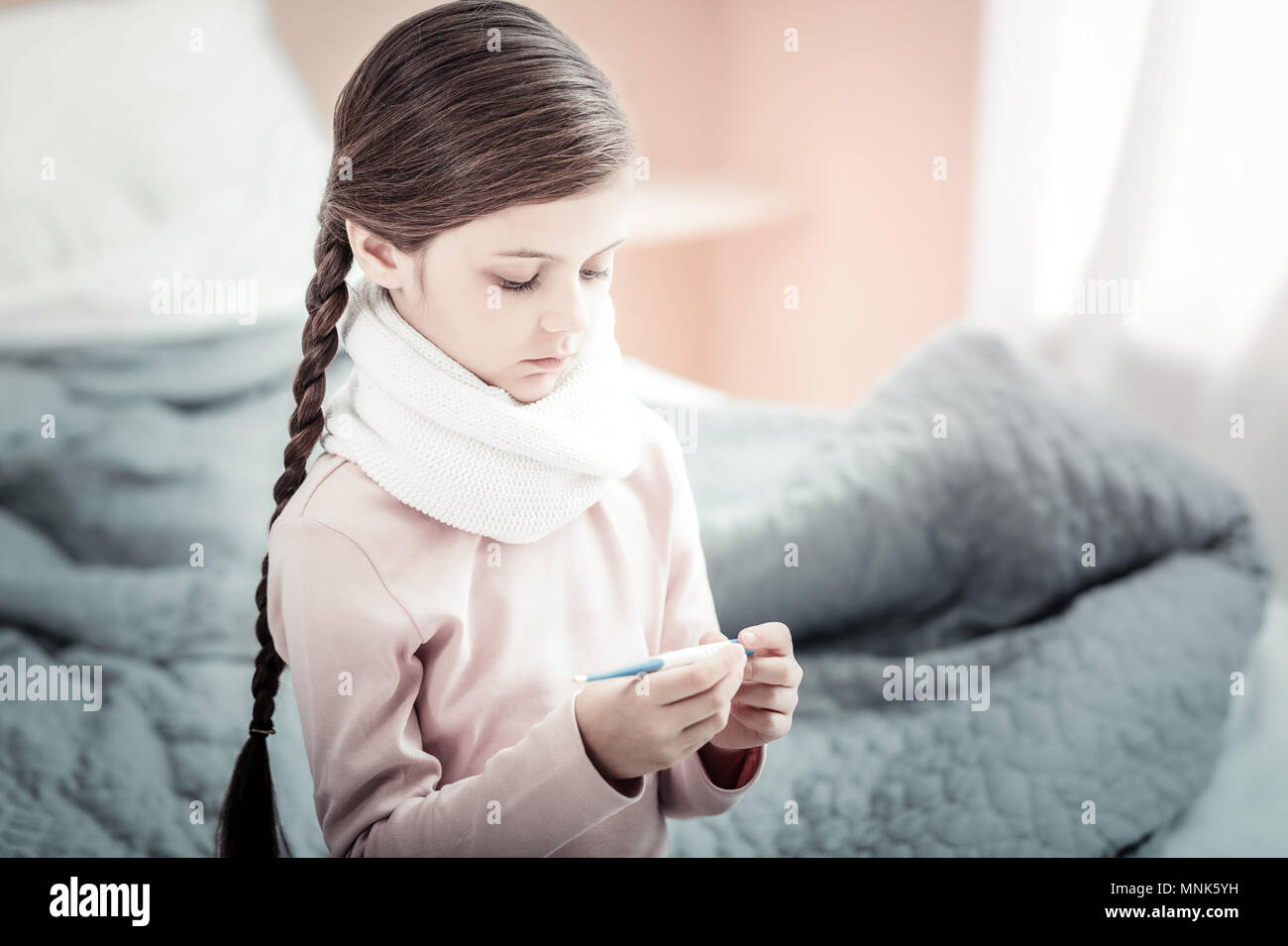 Kid bouleversé pense à sa maladie Banque D'Images