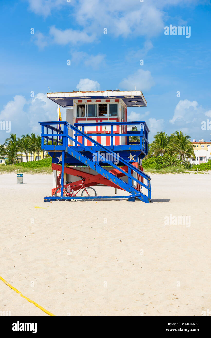 Miami South Beach, lifeguard chambre dans un décor de style Art Déco au jour d'été ensoleillé avec la mer des Caraïbes en arrière-plan, célèbre lieu de voyage Banque D'Images Miami South Beach, lifeguard chambre dans un décor de style Art Déco au jour d'été ensoleillé avec la mer des Caraïbes en arrière-plan, célèbre lieu de voyage Banque D'Images
