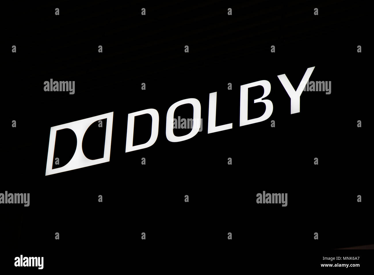 Amsterdam, Pays-Bas - 15 septembre 2017 : logo Dolby et les lettres sur un mur noir Banque D'Images
